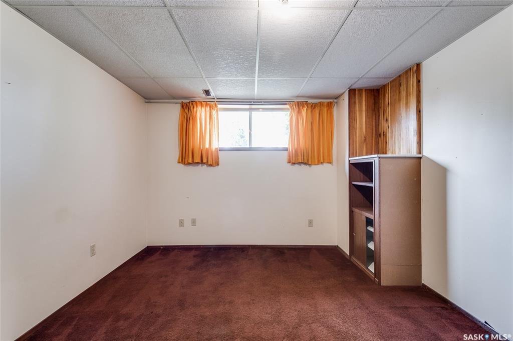 步行5分钟至8街Central Mall 错层bi level独立屋，5房3卫，地下室明亮大窗户，带车库，大地块，主卧带洗手间。开价$309000 - 6