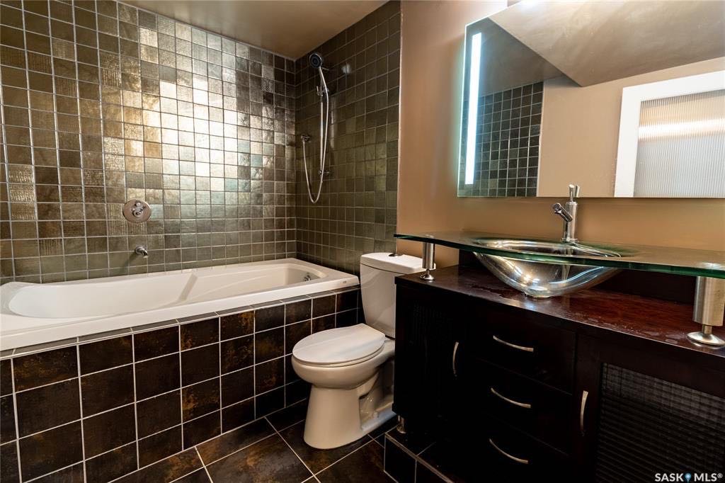 Arbor Ceek小区2001年建 1677尺 3房4卫独立屋出售，近公园，附近购物，高中。一楼开放式厨房餐厅客厅；二楼3房两卫，主卧带洗手间，地下室装修有一大厅一卫；双车库，设备：新风系统。 新换瓦片。挂牌价格：$459900。详情联系Royal LePage地产经纪Gary - 8