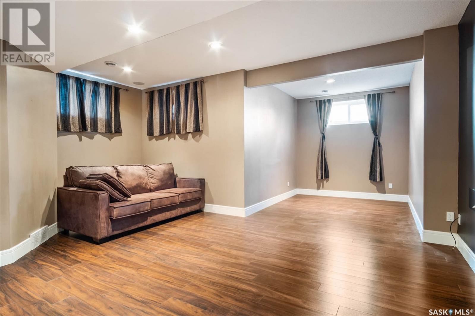 EVERGREEN小区2012年建2305尺5室4卫双层独立屋出售。位置极佳，背靠绿地公园。近学校，购物中心，交通便利。全屋高品质装修，中央空调，吸顶音响系统，实木地板，大窗户好风景。花岗岩台面，水晶花纹背板，带阻尼橱柜，餐厅宽敞明亮可以看到后院草地。一楼挑高9英尺，带独立书房/ - 9