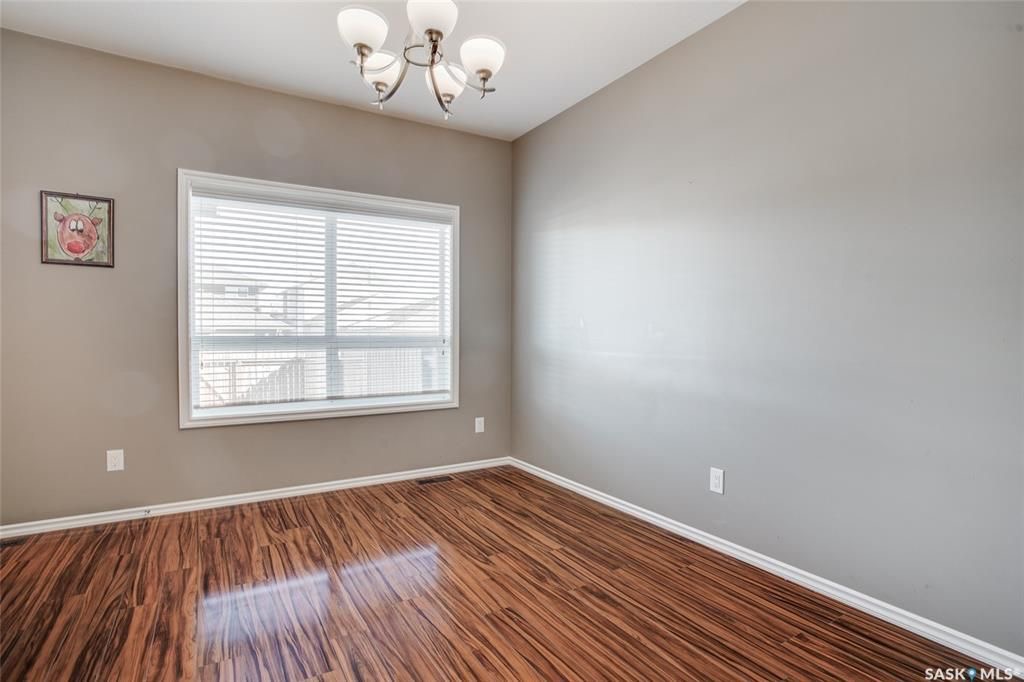 Willowgrove小区4房4卫加1书房联排出售。带独立私密小院，主卧带完整洗手间。步行百米小学，近高中，公园，购物。房屋保养佳采光好，高档装修：大理石台面，不锈钢家电，大尺寸房间，一车库一车位，地下室专业装修。挂牌价格：$315000。详情请联系地产经纪Gary Gai - 4