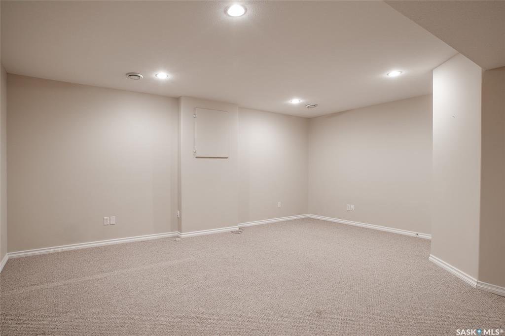 Lakewood小区2005年建3室3卫联排，1210尺，地下室完整装修有1个多功能厅外加1个完整洗手间。主卧朝阳。可以步行至附近商业购物方便，近小学。状况好，保养如新，带连房车库。开价$259000。 - 8