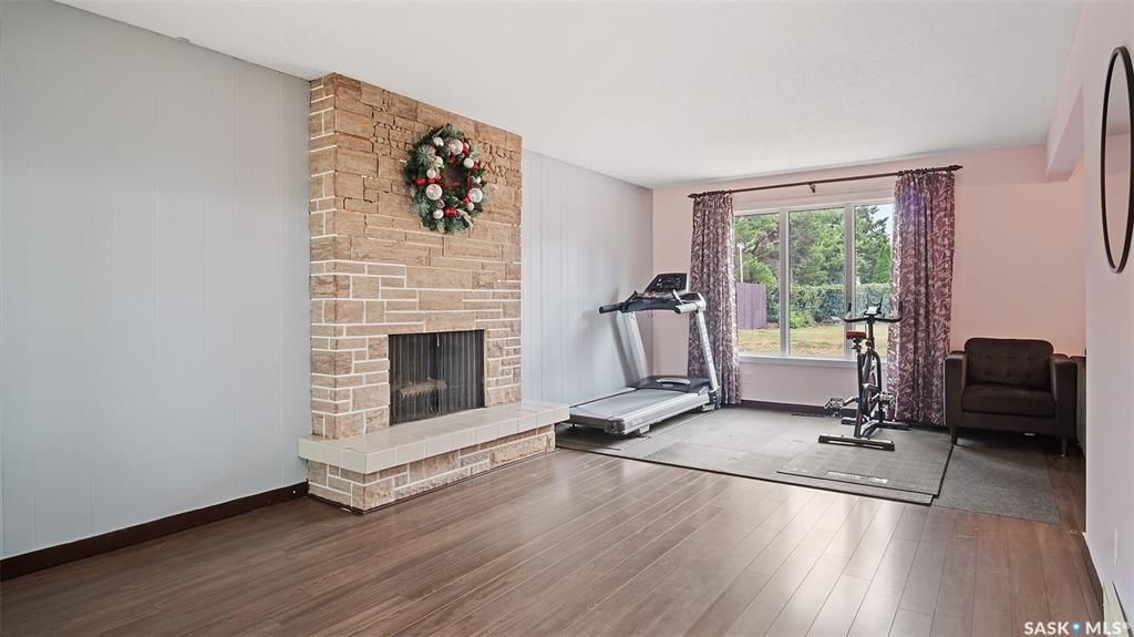 BREVOORT PARK小区2312尺5房3卫 3厅独立屋出售，位置便利，步行小学高中，公交可直达大学，可步行至公园。外墙免打理， 多个洗手间完全翻新，瓦片，地板，窗户，热水器，炉灶等大部分设备近期翻新，投入约$9万更新。一楼布局极具功能性，双客厅，双饭厅，二楼4个大卧室 - 5