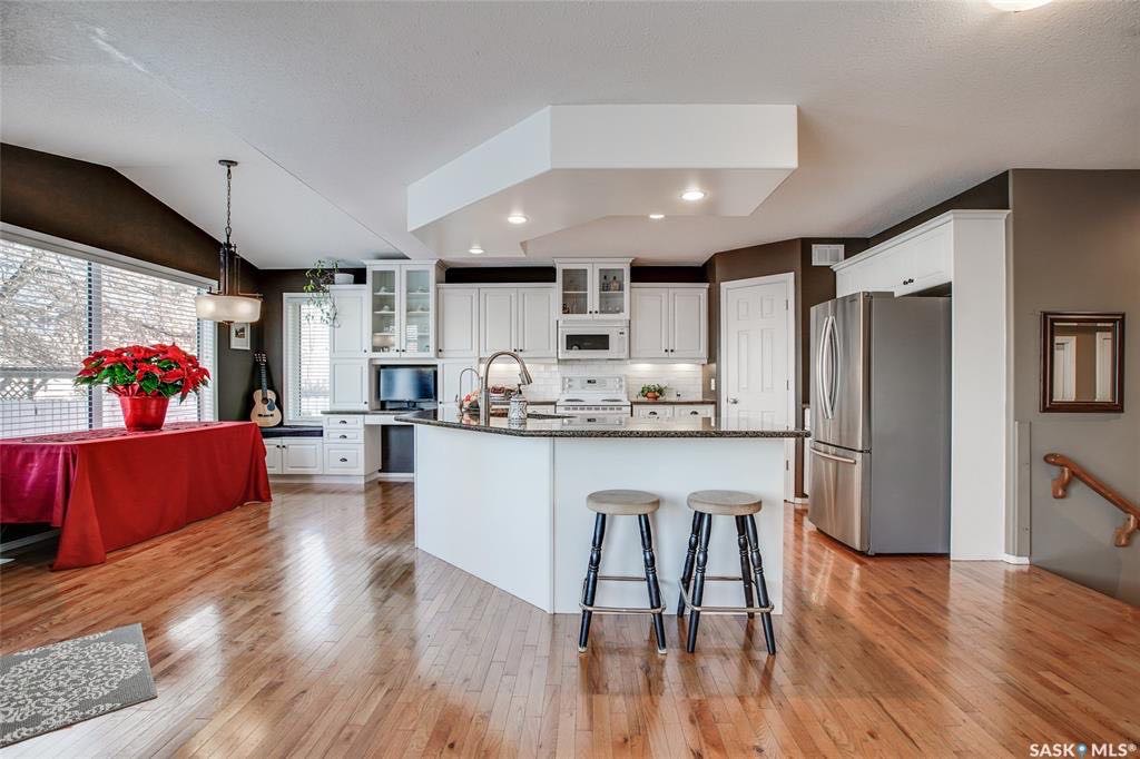 Arbor Creek小区 1925尺5房4卫独立屋出售。面朝公园好景色。位置安静便利。附近有小学，高中。多窗户大客厅，厨房石头台面，实木地板装修。二楼4个大卧室（其中一个超大卧室可作为多功能厅）。地下室完全装修有1房2厅，大窗户。新换瓦片，全新刷漆。另有独立私密后院和独立出入口 - 5