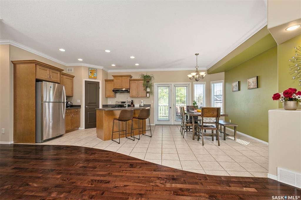 Silverspring小区最优路段之一，背靠公园步道，好风景，好彩光，2003 年建，1405 尺 bi level 错层 5房3卫，Royalty建商，实木地板，多窗户， 上下挑高层高，地下室大窗户，新热水器，加大双车库。精心保养。大地块，私密好院子。挂牌价格：495000。 - 7