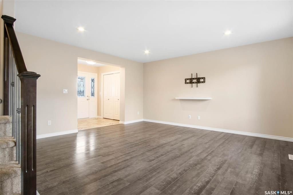 Stonebridge小区步行300米至小学，购物，4房4卫完全装修独立屋出售。2013年建造，安静私密路段，不靠主马路，近社区大公园。 1楼大客厅大窗户好采光，白色现代橱柜，不锈钢家电，充足操作台及收纳空间，2 楼3个大卧室，主卧带独立洗手间步入式衣柜。地下室完全装修有1大家庭 - 7