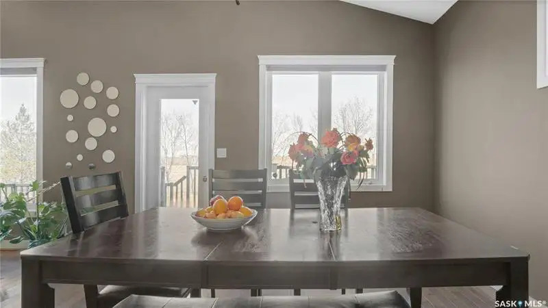 Willowgrove小区1676尺5房3卫错层独立屋出售，绝佳路段背靠农地美景，私密无遮挡视野，可赏极光。开放式设计，挑高尖顶，额外采光天窗，实木地板，大理石台面，主卧带步入衣柜独立洗手间带按摩浴缸，半地下室大窗户9尺层高，2房1超大活动厅。双车库带保温，大后院双层大露台。房屋 - 16