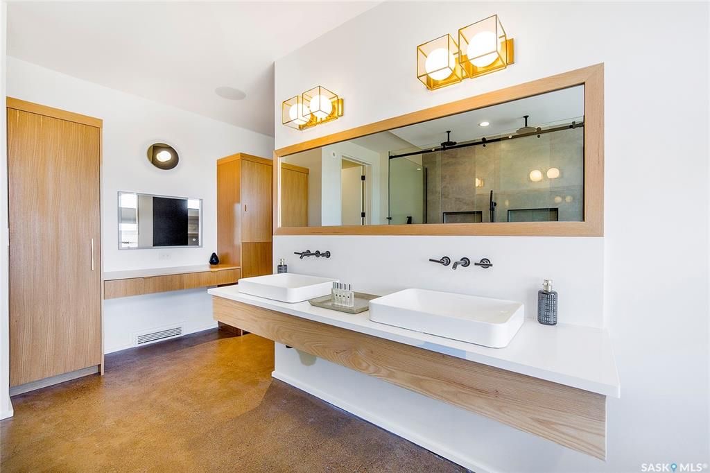 Aspen Ridge小区3600尺地下室步出式独立屋出售！超过5000尺居住面积，绝佳位置背靠自然保护野地，绝佳无遮挡小湖景视野。4房6卫双厨房（中式+西式+嵌入式德国米勒顶级家电), 室内室外独一无二顶级配置装修，全屋水泥地面高科技地热系统，全屋智能系统，7个天窗，白橡木加大 - 33