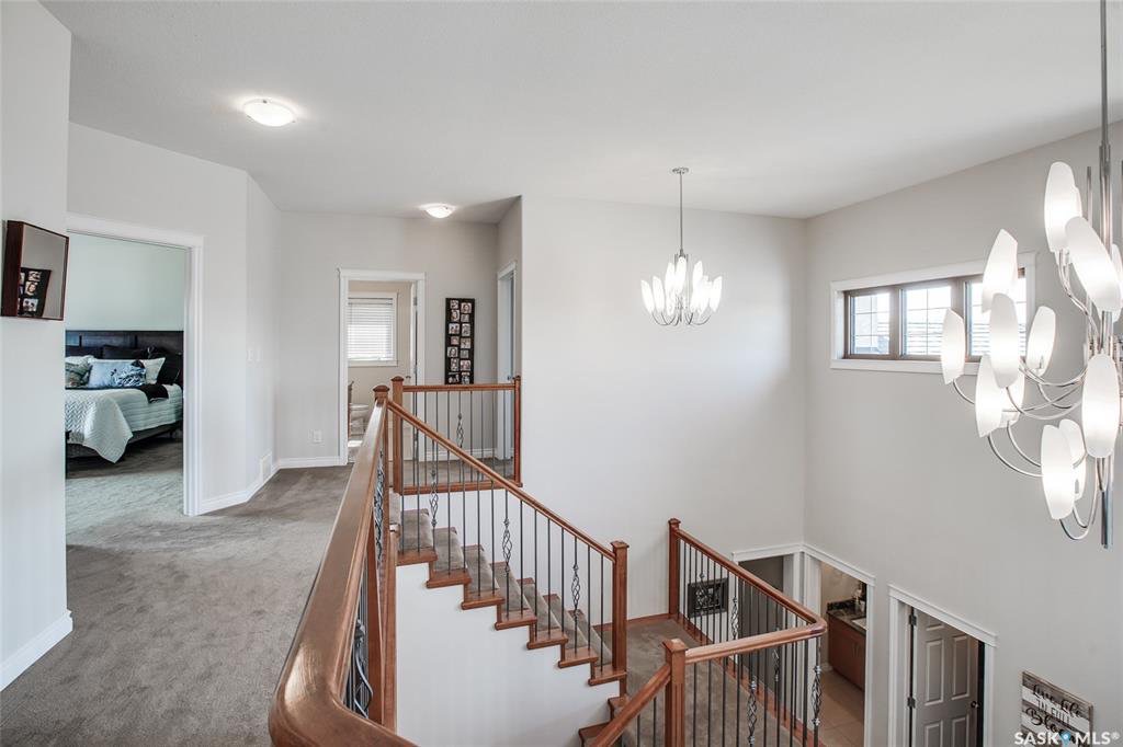 Rosewood小区步行700米至两所小学，2011 年超大空间3150尺独立屋。7房（2楼4房，1楼1房，地下室2房）4卫。里外均为高档装修：越层挑高顶，实木地板，大理石台面，天然气炉灶，高档卫浴，大尺寸厨房客厅餐厅，大窗户多采光。地下定制吧台，大活动空间，外加额外两房一卫。挂 - 7