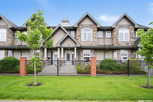 Willowgrove小学边3房4卫联排出售。步行至百年高中，公园超市购物，封闭小区1330尺，2007年建，保养如新。一楼大厅实木地板，枫木橱柜大厨房，2 楼两个大卧室各自带独立洗手间，地下室装修一房一厅一卫。另有一车库一车位。挂牌价格 $329900。详情联系Royal Le - 5