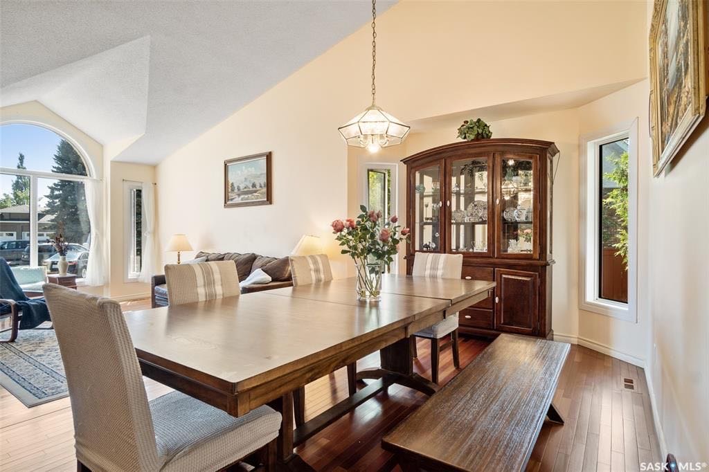 Lakeridge小区，背靠小学公园，扇形超大地块，2300尺4房3卫3厅2饭厅独立屋出售。保养极佳，大PVC窗户。明亮挑高大客厅，开放式大厨房。二楼3个大尺寸卧室，超大主卧带独立洗手间有步入式衣柜。三楼有超大家庭活动空间带壁炉，一间洗衣房，一间空房可用作书房或卧室。四楼全地下有 - 5