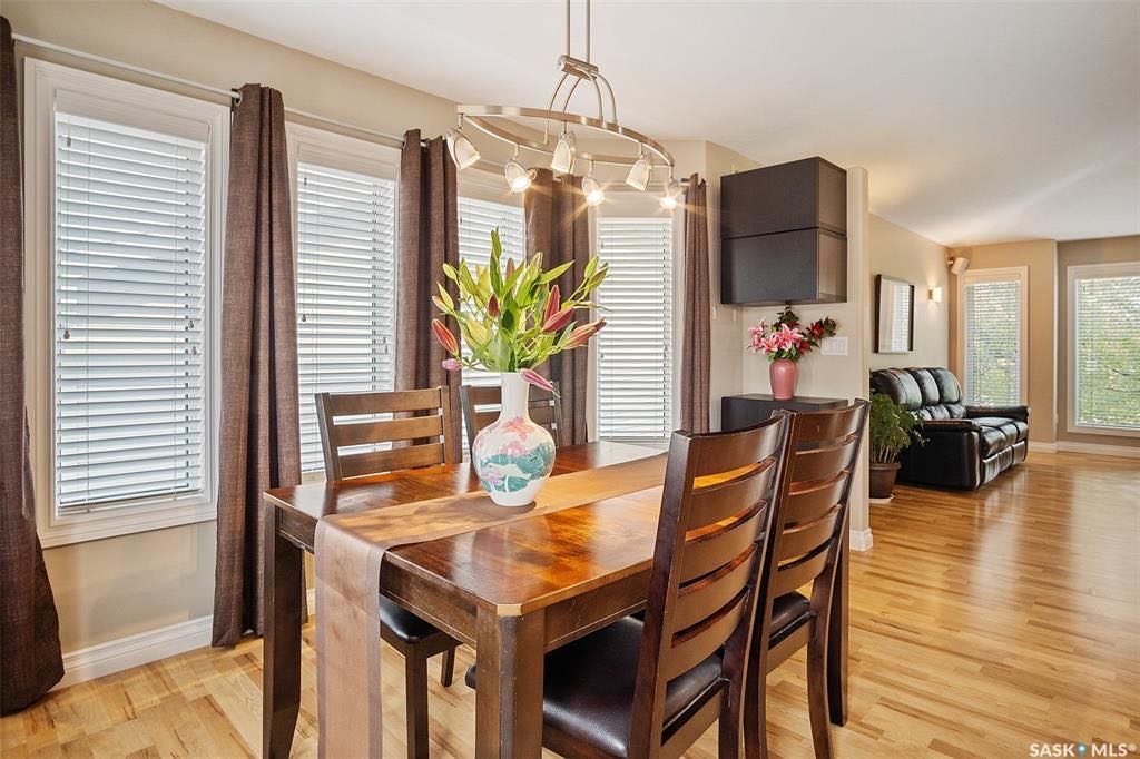 Willowgrove小区2006年建4房3卫错层独立屋出售，位置便利步行至两所小学，百年高中，近公园和购物中心，周边交通便利。开放式大厅，挑高屋顶带大量窗户，全实木地板。枫木橱柜，大型中岛，步入式储物柜。餐厅周围环绕着几扇大窗户，自然光充足且餐厅面积大，可容纳多人同时 - 6