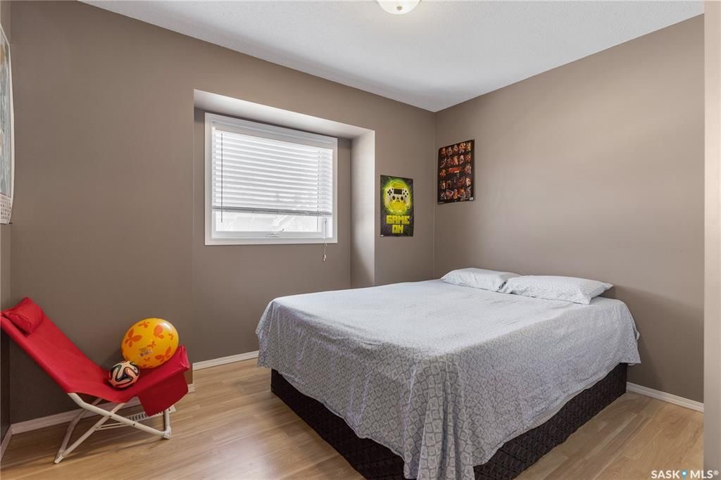 Wildwood小区错层边户联排出售。3房2卫连房子单车库外加室外双停车位，后院露台。主层挑高天花板，合成板地板，半地下室大窗户，近期更换高校锅炉和热水器。房屋保养优，采光好，近公园，学校，购物。挂牌价格 $305,000。详情联系地产经纪Gary Gai 盖王睿 3063413 - 15