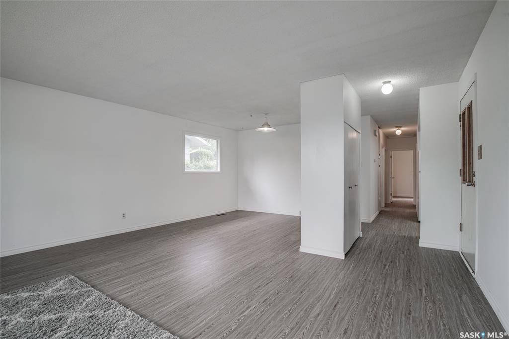 Greystone Heights小区近8街购物，近大学，近小学1082尺独立屋4房2卫（含1室1厅1厨1卫独立出入合法出租地下室套间）出售，全新刷漆，全新地板，全新车道，近期更新有锅炉瓦片热水器等。挂牌价格：$379900。详情请联系地产经纪Gary Gai 盖王睿 - 4