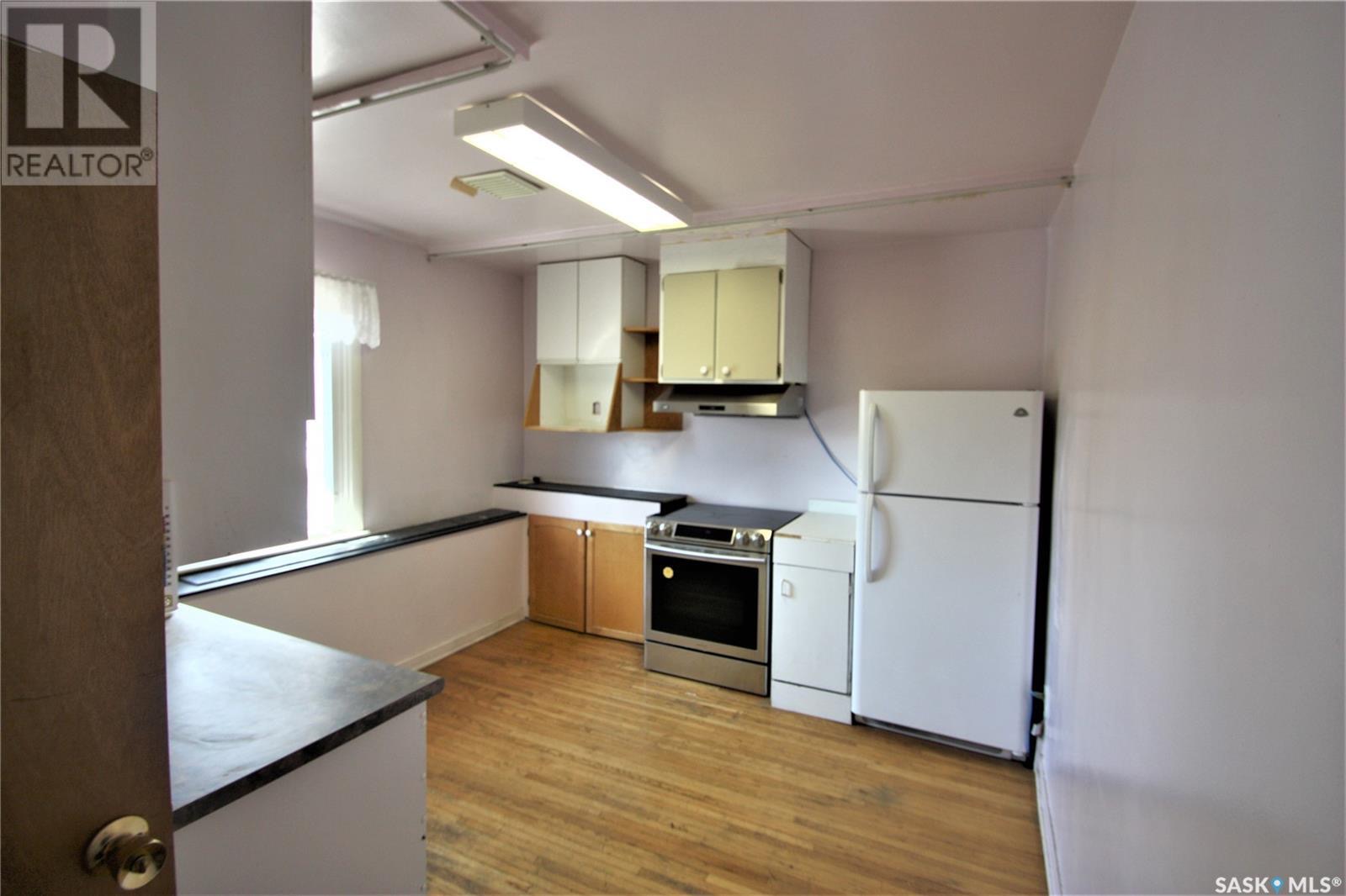 Saskatoon市内核心路段8街独一无二M1规划物业出售，50*120地块，商住两用，4房3卫。地下室带2室一厅一厨一卫出租套间。带1单车库。核心路段保值，多样潜力。适合用于投资或者办公室自用。挂牌价格：$719000.00。详情请联系地产经纪Gary Gai 盖王睿 - 7