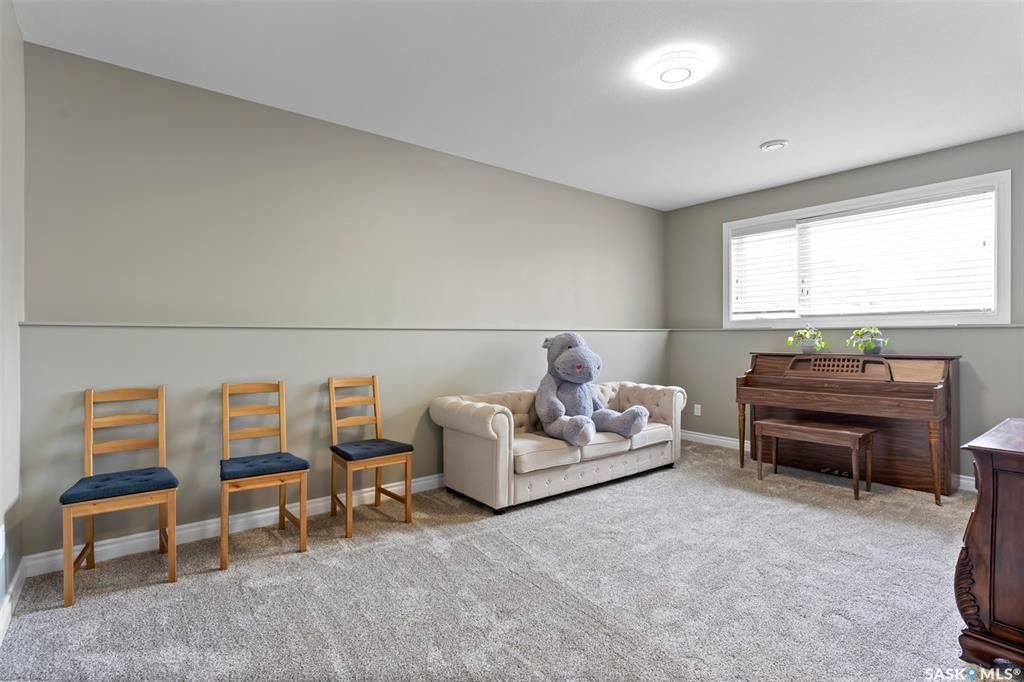 Evergreen小区近1500尺Jaylin Homes建商错层独立屋出售，5房3卫2书房，半地下室带合法出租2房1厅1厨1卫分电表，独立出入独立洗衣烘干，另有1房1厅1书房空间用于主层住户使用，高档装修，连房加大尺寸双车库，超大扇形地块，免维护带棚露台，三层窗户。主层9尺高天 - 15