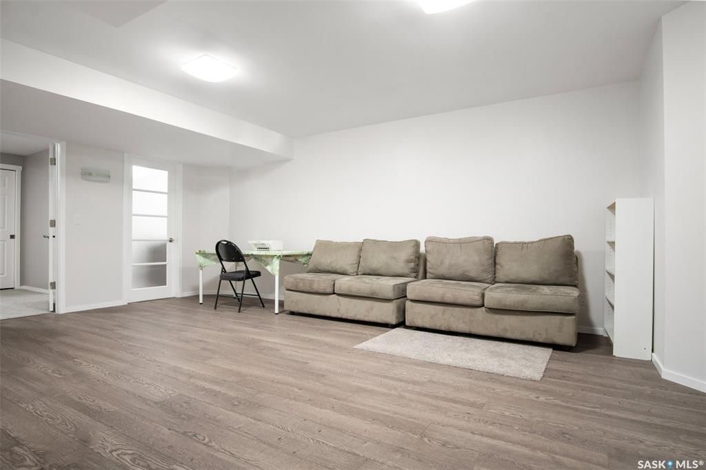 Willowgrove小学边3房4卫联排出售。步行至百年高中，公园超市购物，封闭小区1330尺，2007年建，保养如新。一楼大厅实木地板，枫木橱柜大厨房，2 楼两个大卧室各自带独立洗手间，地下室装修一房一厅一卫。另有一车库一车位。挂牌价格 $329900。详情联系Royal Le - 21