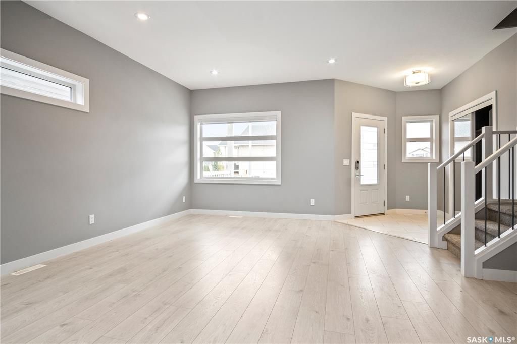 Evergreen小区1565尺2013年建4房4卫双层独立屋出售，近公园和购物中心，周边交通便利。外观设计新颖，开放式宽敞明亮的大厅，复合地板。大厨房带橱柜，和大面积操作台面，不锈钢设备。二楼三间大尺寸房间，主卧有步入式衣柜和双洗手台卫生间。二楼有单独洗衣房。地下室装修为一个一 - 4