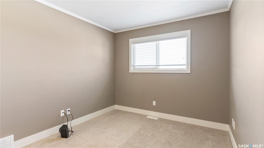 Willowgrove小区3房3卫，连体车库外加双车位，独立后院，联排出售。本地知名建商Riverbend，房屋保养如新。一楼9尺层高，高级复合地板，大理石台面，不锈钢家电。二楼3房2卫。主卧带独立洗手间和步入衣柜。地下室带2个窗户，未装修。后院另有独立带顶露台。位置步行至小学， - 14