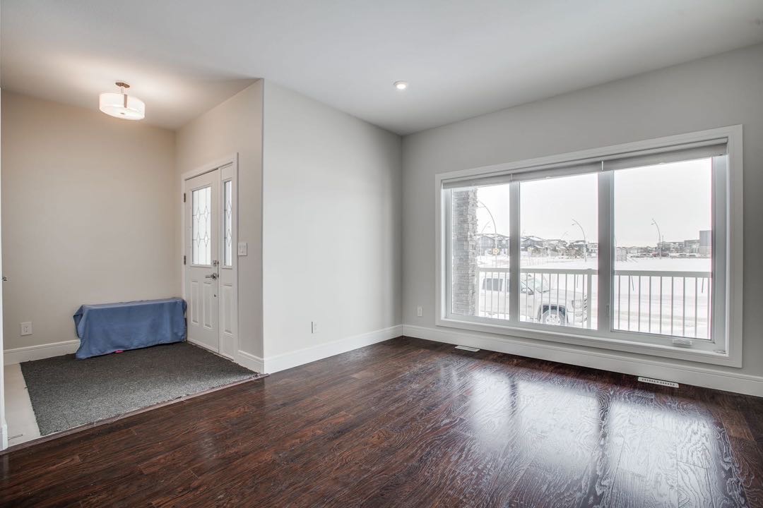 1528尺4房4卫独立屋步行100米至Evergreen小学。地下室1房1厅1卫1吧台带独立出入口。独立院子，超大尺寸双车库。高品质高档装修（加高层高，多窗户，大理石台面，大洗手间带冲浪浴缸。挂牌价格 $399000。详情联系地产经纪Gary Gai 盖王睿 - 4