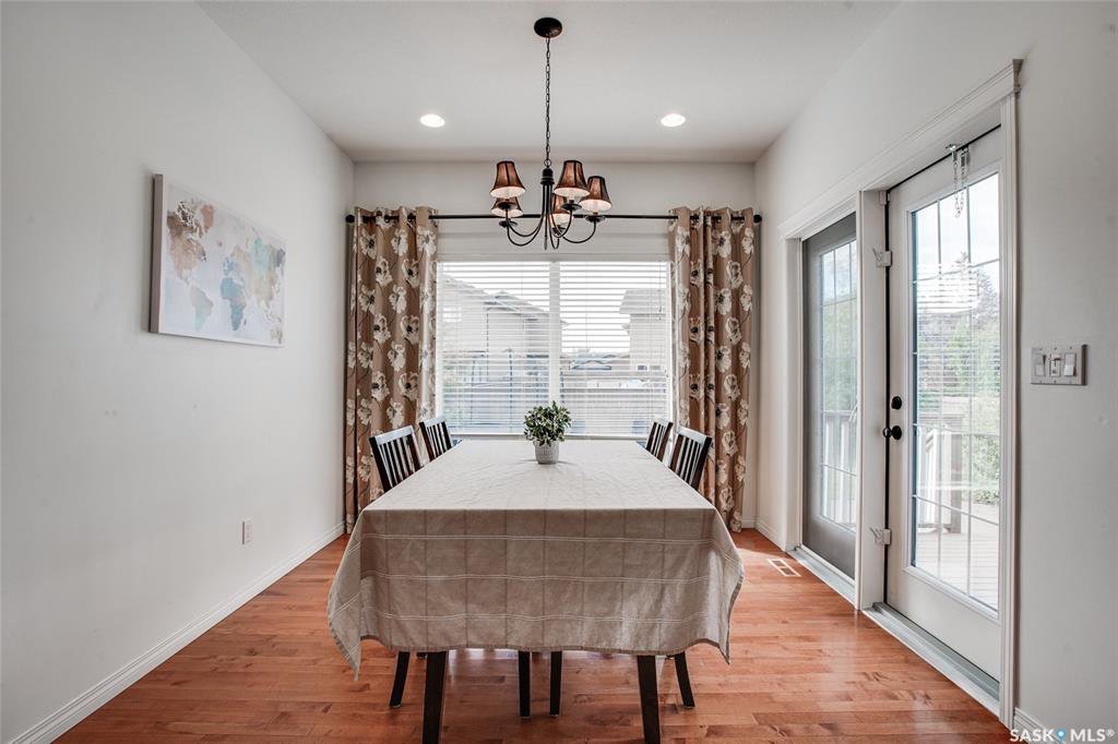 Arbor Creek小区2006 年建 6房4卫2022尺独立屋出售。面对大公园！步行至两所小学Dr. John G. Egnatoff & Father Robinson School. 高档装修：涂料外墙，9尺层高， 天然气壁炉，实木枫木地板，大理石台面，枫木橱柜 - 8