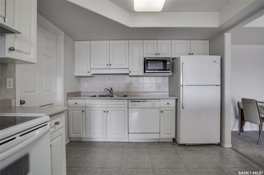 河东中心位置Main st，2003年建 超过1000 尺顶楼2室2卫公寓出售。近8街，大学等一切设施。安静高档公寓楼带电梯地下停车位。开放式设计，大窗户，采光好，带洗衣烘干设施，独立朝东大阳台和地下储物间。房屋状况好。挂牌价格 $239000详情联系地产经纪Gary Gai - 5