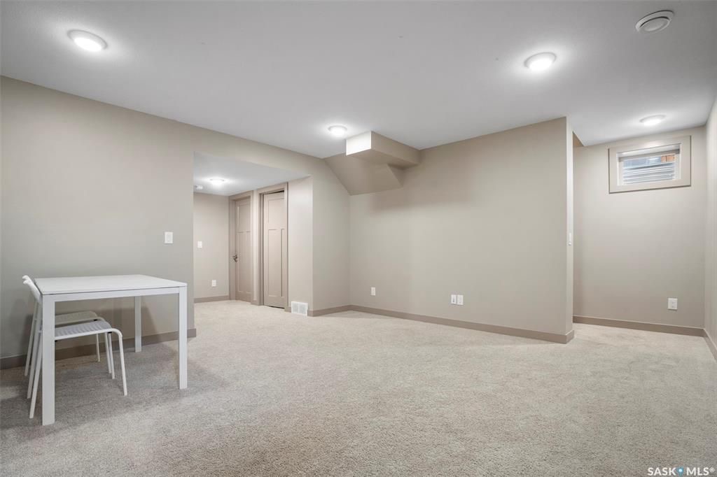 Evergreen小区核心路段2014年建1347尺4房4卫边户双车库联排别墅出售。房屋状况如新，可步行至小学和公园，近高中近购物。一楼客厅宽敞明亮，9英尺层高，高级复合板地板，全花岗岩台面，白色经典橱柜带阻泥，厨房不锈钢家电齐全。二楼洗衣房，超大主卧带完整洗手间和步入式衣柜。地 - 18