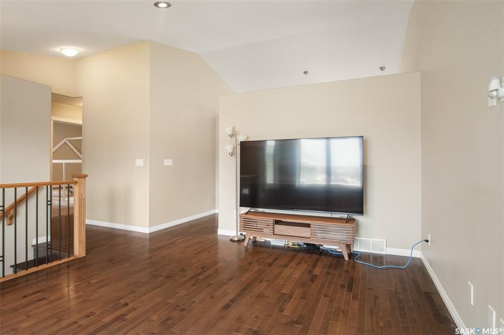 Willowgrove小区5房3卫错层独立屋出售，背靠农地美景，私密无遮挡视野。开放式设计，挑高尖顶，实木地板，枫木厨房带不锈钢家电和角柜，主卧带步入衣柜独立洗手间，半地下室多大窗户9尺层高，2房1超大活动厅外加豪华独立洗手间。双车库带保温，大后院大露台。房屋采光好，保养佳。挂牌 - 10