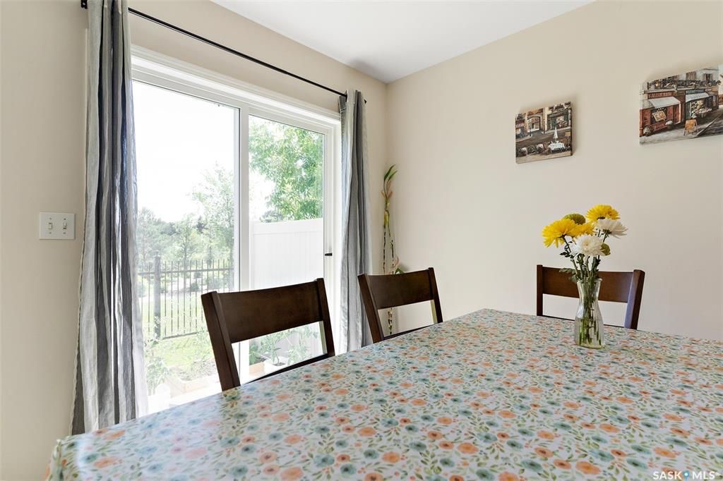 Lakewood小区2003年建3室2卫湖景联排，后院紧邻小湖公园绿地，好风景，好采光。房屋保养好，带双车位，新装中央空调，新换洗衣机，洗碗机，微波炉抽油烟机。客厅实木地板。可以步行至附近商业购物方便，近小学。状况好，保养如新，开价$239000。 有意请联系地产经纪Gary G - 12