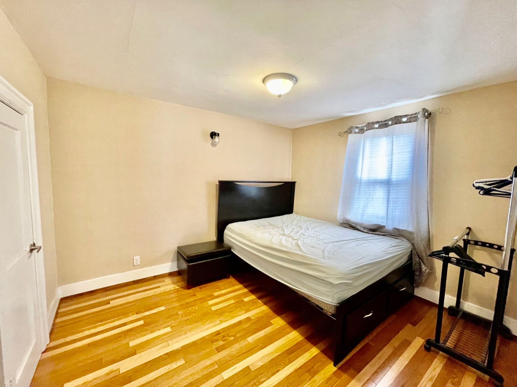 Caswell Hill小区1650尺独立屋出售。交通便利近downtown市中心，萨省理工学院，购物中心，公园等。近7500尺地块。实木地板，升级装修厨房，大客厅带天然气壁炉，二楼有三个卧室一个书房。主层另有独立出入一室一厅一厨一卫出租套间。地下室未装修。超大私密后院，有充足空 - 7