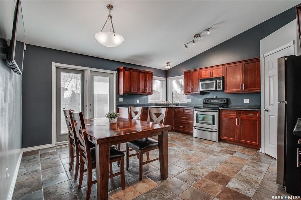 Willowgrove小区2006年建1289尺错层5室3卫独立屋出售。步行近公园，学校，购物。高档装修配置：挑高层高，高配实木地板，大厨房带充足储物空间，枫木橱柜，不锈钢家电，半地下室挑高专业装修有2房1大家庭厅1洗手间。大露台私密院子保养佳。挂牌价格：$469000。 - 6