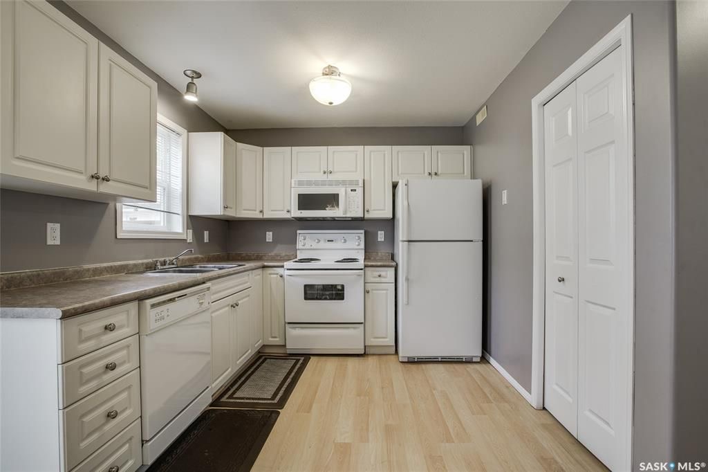 Lakewood小区2003年建3室2卫联排，安静边户，2车位，独立露台，空调。地下室完整装修有1个多功能厅。可以步行至附近商业购物方便，近小学。状况好，保养如新，开价$234900 有意请联系地产经纪Gary Gai - 9