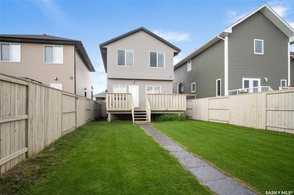 EVERGREEN小区2012年1265尺4房3卫双层独立屋出售。房屋位置佳，步行可达两所学校，公园购物，近高中，周围生活设施齐全。外墙采用石材装饰，一楼实木和瓷砖地板。客厅大窗户好彩光。厨房中岛大理石台面，全部不锈钢设备，多橱柜，带角柜，储物空间足。二楼三间全尺寸卧室。主卧外带 - 19