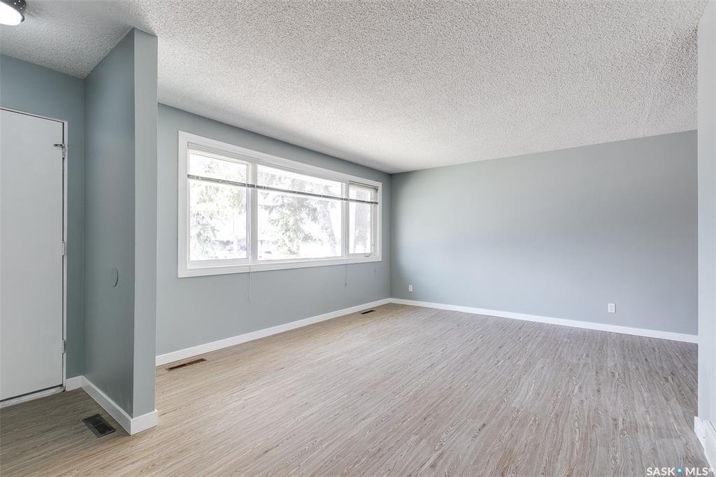 Greystone Heights新装修4房独立屋出售，地下室有一室一书房，厨房洗手间独立出入口独立套间可用于独立出租。步行至8街购物Superstore，greystone heights小学。去萨大也很方便。基本大部分大件都已更新升级：窗户，锅炉，热水器，地板，里外漆 - 3