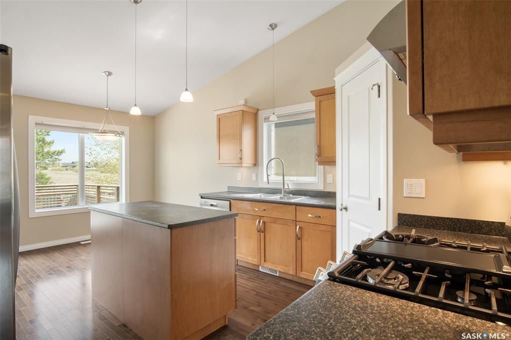 Willowgrove小区5房3卫错层独立屋出售，背靠农地美景，私密无遮挡视野。开放式设计，挑高尖顶，实木地板，枫木厨房带不锈钢家电和角柜，主卧带步入衣柜独立洗手间，半地下室多大窗户9尺层高，2房1超大活动厅外加豪华独立洗手间。双车库带保温，大后院大露台。房屋采光好，保养佳。挂牌 - 12