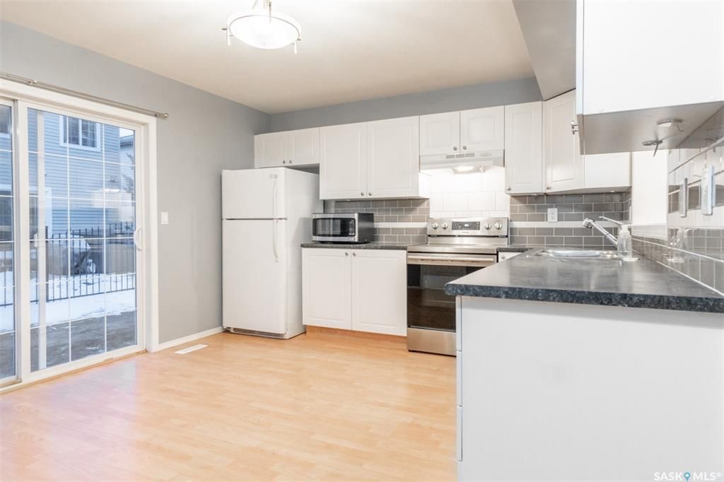 Arbor Creek小区2000年建3室2卫联排，地下室装修有一个大活动厅，背靠绿地 ，有空调。近小学，高中，公寓，商业购物方便。保养状况好，带两个停车位，较新地毯，合成木地板。开价$229000。 有意请联系地产经纪Gary Gai 3063413677 微信：gary367 - 6