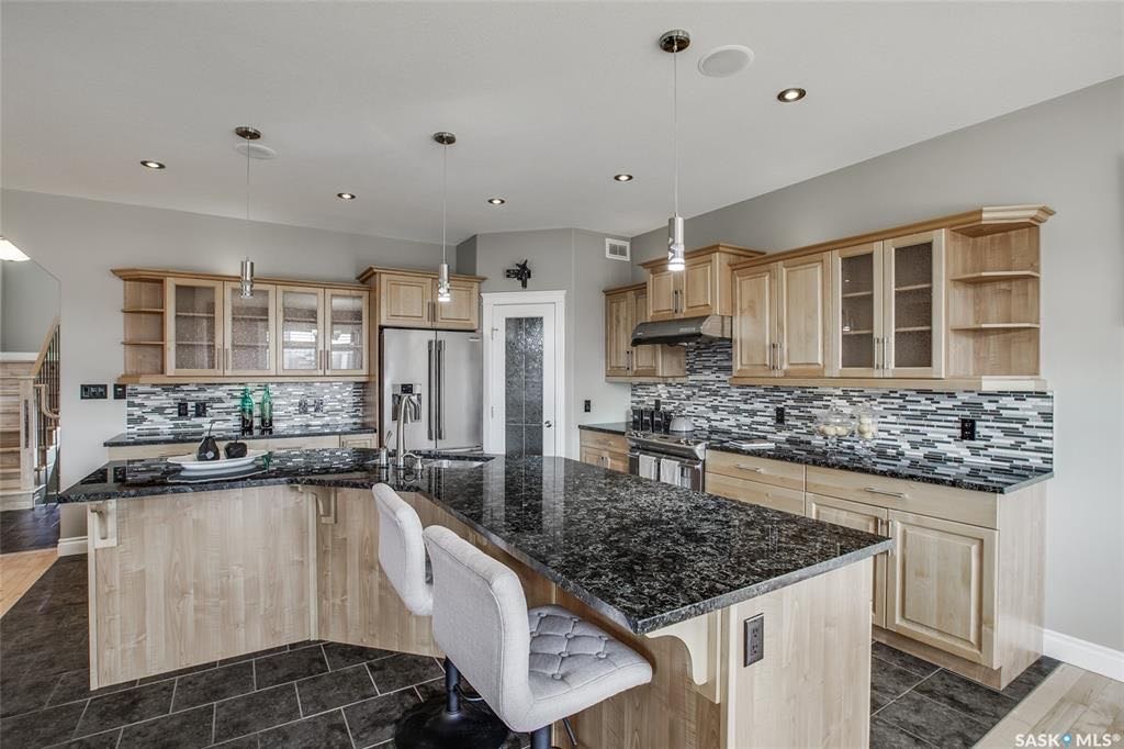 Evergreen小区核心安静路段，位于公园对面，近两所小学近1860尺两层独立屋出售 5房4卫，2011年建，三车库其中一个可通后院，高档装修，房屋保养佳：二楼大尺寸房间全实木地板，厨房卫浴大理石台面组合。地下室9尺层高装修有2房一厅一卫一吧台。开价：$619900。 - 7