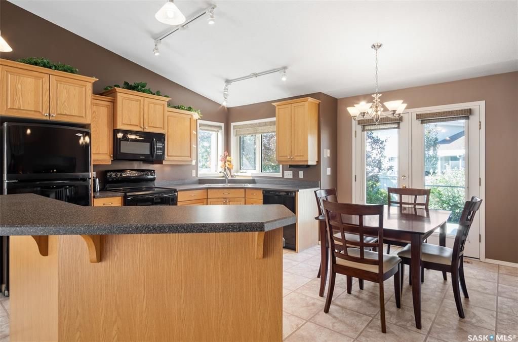 Erindale小区核心地段4房3卫1979尺独立屋出售。步行百米至两所小学Dr. John G. Egnatoff & Father Robinson), 两所高中 St Joseph & Centennial Collegiate, 购物及公园。房屋保养好，开放设计，采光通透 - 9