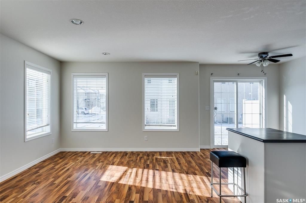 Briarwood小区1310尺边户联排出售3房3卫地下室装修有一多功能厅一洗手间。多窗户采光极好，更新地板，全新不锈钢家电，新欢换高效锅炉和热水器，带中央空调。安静边户（不靠街）多绿地。挂牌价格 $279000。详情联系地产经纪Gary Gai 盖王睿 3063413677 - 6