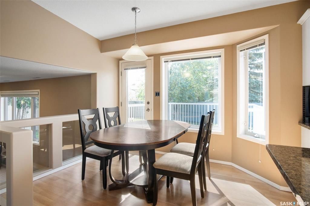 Erindale小区核心地段4房3卫1845尺独立屋出售。步行百米至两所小学Dr. John G. Egnatoff & Father Robinson), 两所高中 St Joseph & Centennial Collegiate, 购物及公园。房屋保养极佳，好格局，采光通透 - 11