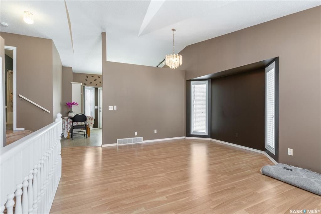 Wildwood小区错层边户联排出售。3房2卫连房子单车库外加室外双停车位，后院露台。主层挑高天花板，合成板地板，半地下室大窗户，近期更换高校锅炉和热水器。房屋保养优，采光好，近公园，学校，购物。挂牌价格 $305,000。详情联系地产经纪Gary Gai 盖王睿 3063413 - 10