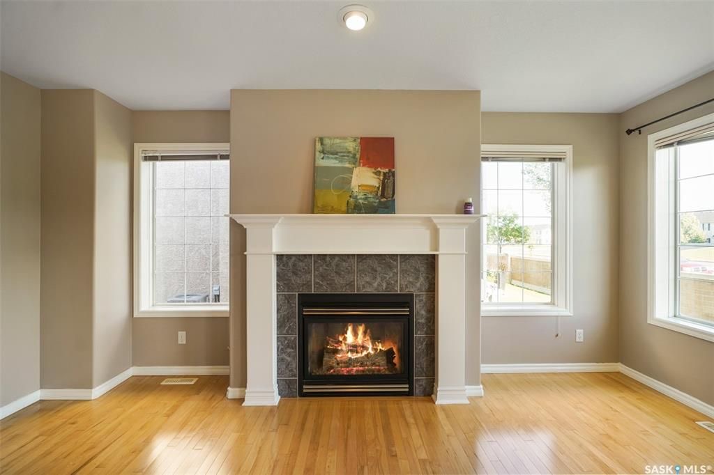 Briarwood小区私密联排出售3房3卫，安静边户多窗户采光好，安静私密绿地，背面没有邻居。二楼三个大尺寸房间，地下室装修有1超大多功能厅外加洗手间，保养如新，实木地板，升级橱柜，天然气壁炉，天窗，中央冷气等。挂牌价格 $285000。详情联系地产经纪Gary Gai 盖王睿  - 14