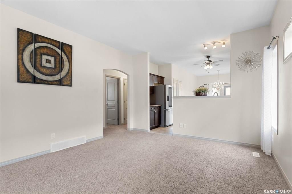 Stonebridge小区安静核心地段1144尺3房2卫平层独立屋出售。步行500米至两所小学，近公园，周边购物。2011年建一手房主保养如新。一楼调高层高，半开放设计，枫木橱柜，充足台面储物空间，2019年更换全新家电，三个大卧室主卧带独立洗手间双衣柜。私密后院有后巷，不紧靠邻 - 10