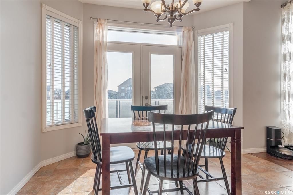 Willowgrove小区2009年建5室4卫地下室步出式独立屋，位于安静街区，背靠公园，景色优美，周边生活设施齐全，交通便利。一楼餐厅宽敞明亮，全景大窗，采光极佳。厨房带大中岛，大量的储物柜，全瓷砖地板，可直接通往室外玻璃露台。客厅带天然气壁炉，立体环绕音响系统， - 8