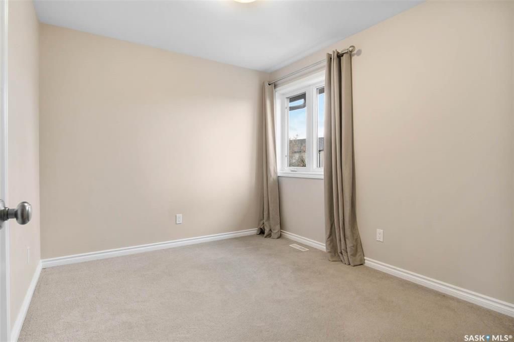 Stonebridge小区步行300米至小学，购物，4房4卫完全装修独立屋出售。2013年建造，安静私密路段，不靠主马路，近社区大公园。 1楼大客厅大窗户好采光，白色现代橱柜，不锈钢家电，充足操作台及收纳空间，2 楼3个大卧室，主卧带独立洗手间步入式衣柜。地下室完全装修有1大家庭 - 15