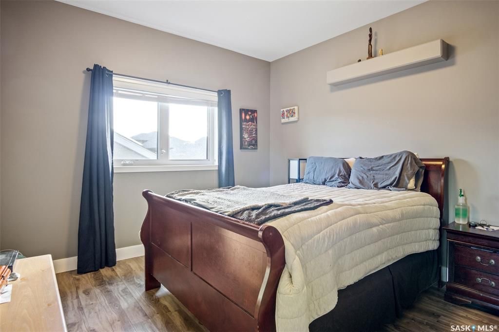 Aspen Ridge小区1165尺错层独立屋出售，本地西人业主，6房3卫，半地下室大窗带合法出租1厨1厅 2房间1卫分电表，独立出入独立洗衣烘干，独立热水器换风系统，另有1大厅或者房间用于主层住户使用，高档装修，全屋9尺，大理石台面，升级厨柜，双车库，拐角地块多停车位，带顶露台 - 15