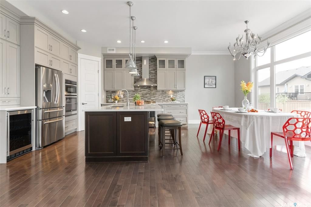 Rosewood小区核心安静路段，步行至小学公园，近2600尺5房5卫豪华装修独立屋出售。一楼入户挑高顶，超大独立办公室，实木地板，10尺层高，超大客厅天然气壁炉，开放式厨房，枫木橱柜到顶，大理石台面，天然气明火炉头。 二楼4房3卫。主卧带干湿分离洗手间地热，双洗手台，步入式衣柜 - 14