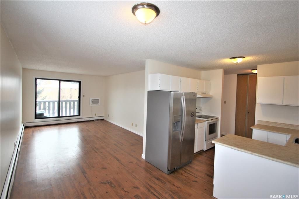 Wildwood小区854尺2室1卫公寓出售。近8街3楼顶层边户安静，含阳台，一个地上车位，独立洗衣烘干机。挂牌价格：$125,000。有意请联系地产经纪Gary Gai 盖王睿 306341367 - 7