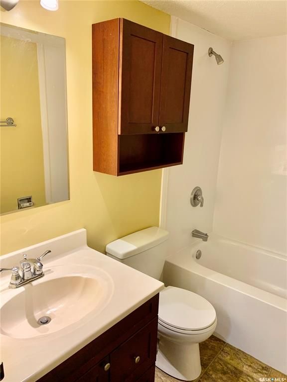 FOREST GROVE小区890 尺2室1卫公寓出售。位于离大学最近的区域之一，步行百米内至小学，步行至高中，近公园，商圈，且公交线路发达，交通便利。两间大尺寸卧室，各带大衣橱。一层公寓，含阳台，阳台外即草坪绿地，阳台带一储物间。一个地上车位，独立洗衣烘干机。挂牌价格：$115 - 8