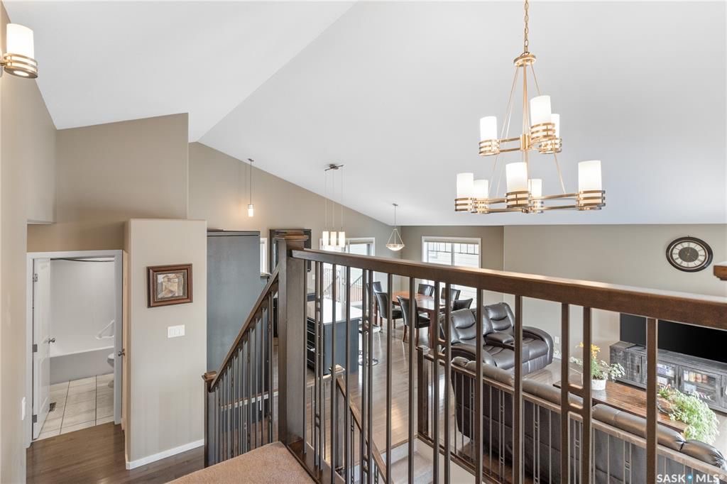 Willowgrove小区Royalty建商2009年建1324尺错层4室3卫独立屋出售。安静内街，步行近公园，学校，购物。高档装修配置：挑高层高，实木地板，厨房大理石台面升级橱柜搭配背景墙砖，不锈钢家电，新冰箱。超大主卧带步入式衣柜，豪华洗手间带按摩浴缸。半地下室大窗户专业装修 - 14