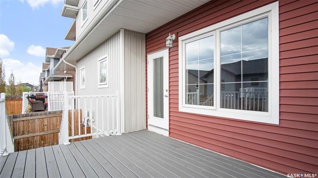 Evergreen小区2014年建3房3卫1书房大尺寸1804尺联排出售。带独立院子及连体车库。房屋特点：一楼书房，9次层高，新合成板地板，枫木厨房带不锈钢家电，客厅大窗好采光，二楼3个大卧室，主卧带步入式衣柜外加独立洗手间浴缸双洗手台。地下室未装修，高层高，带大窗户。房屋全新刷 - 21